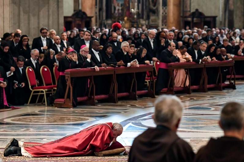 Sexta-feira Santa no Coliseu de Roma