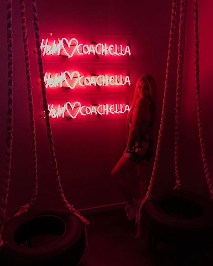 As celebridades já chegaram ao festival Coachella...
