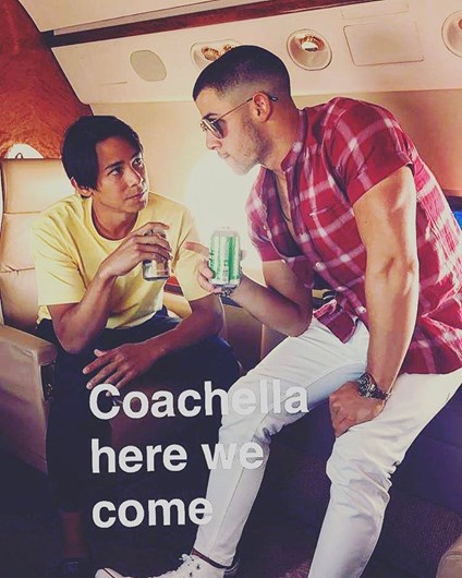 As celebridades já chegaram ao festival Coachella...