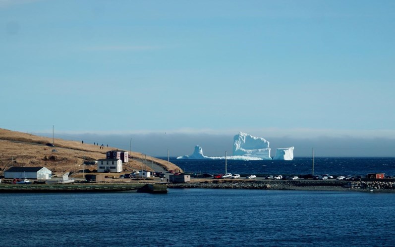 Canadianos vêem o primeiro iceberg da temporada