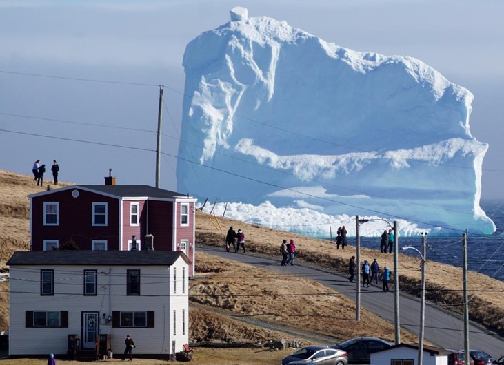 Canadianos vêem o primeiro iceberg da temporada
