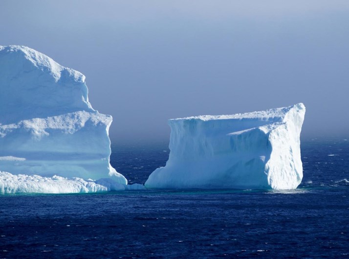 Canadianos vêem o primeiro iceberg da temporada