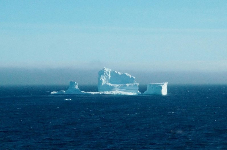 Canadianos vêem o primeiro iceberg da temporada