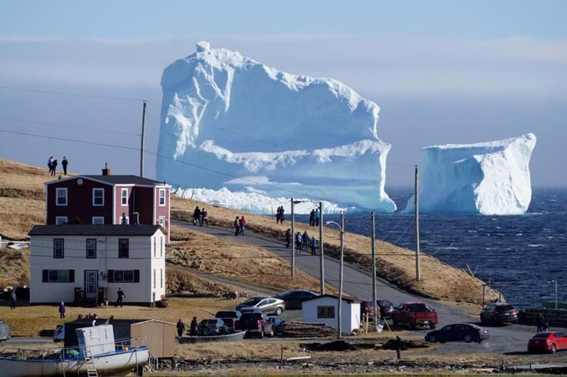 Canadianos vêem o primeiro iceberg da temporada