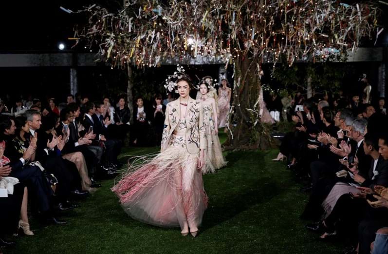 O palco (e os bastidores) de um desfile da Christian Dior