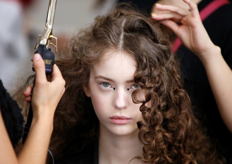 O palco (e os bastidores) de um desfile da Christian Dior