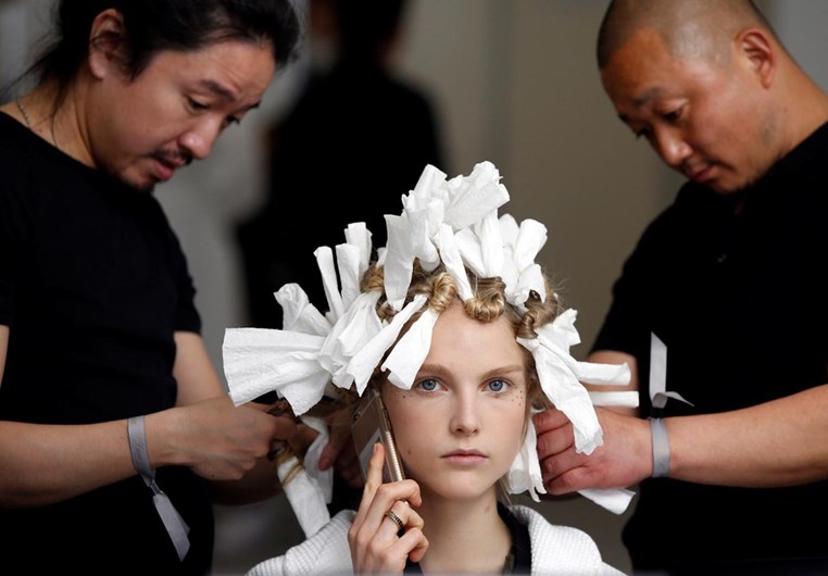 O palco (e os bastidores) de um desfile da Christian Dior
