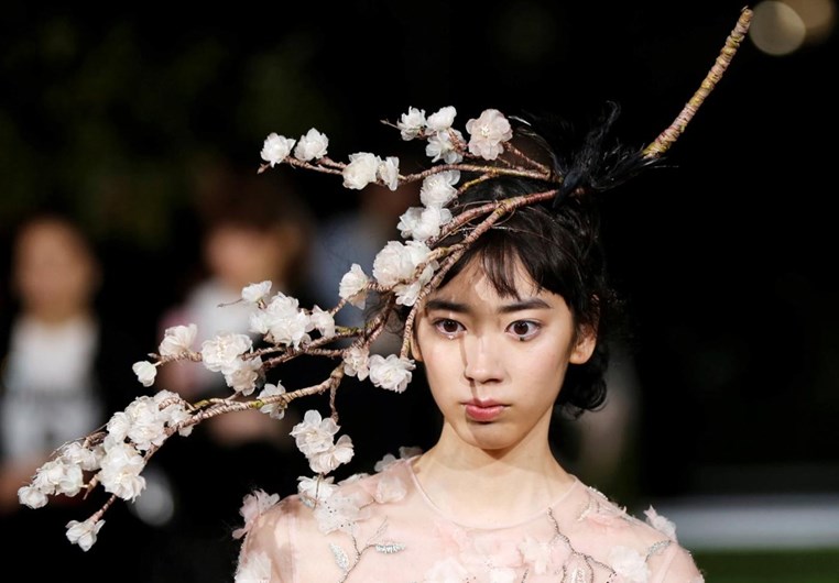 O palco (e os bastidores) de um desfile da Christian Dior