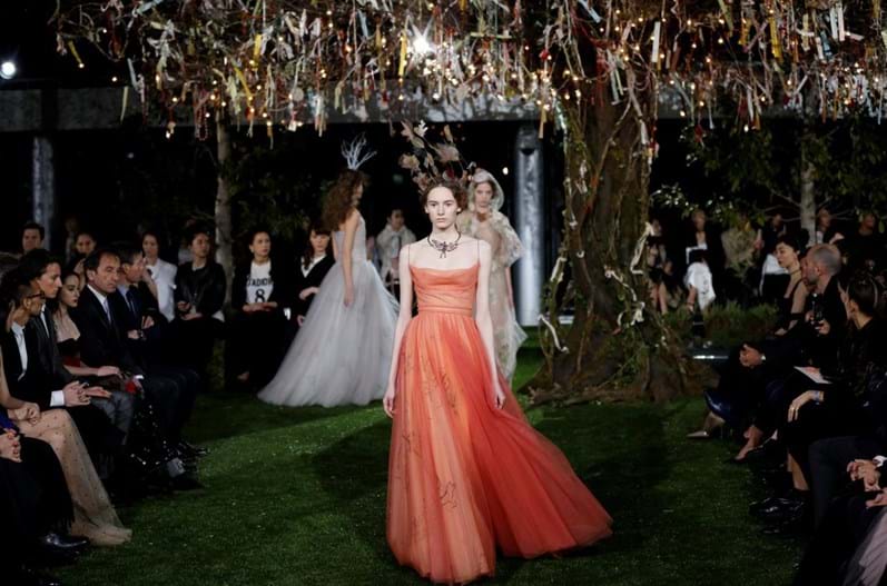 O palco (e os bastidores) de um desfile da Christian Dior