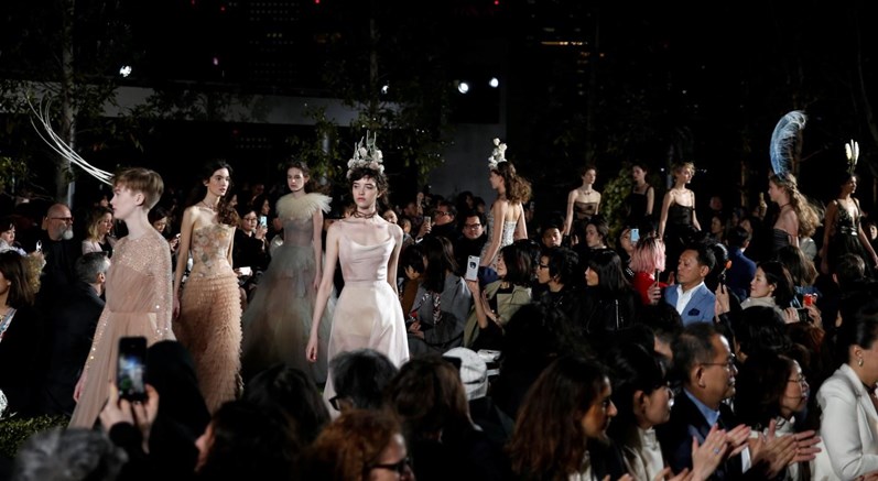 O palco (e os bastidores) de um desfile da Christian Dior