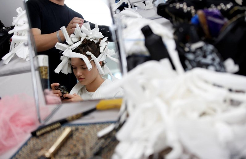 O palco (e os bastidores) de um desfile da Christian Dior