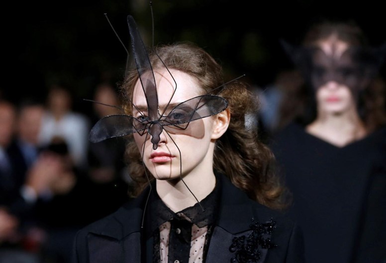 O palco (e os bastidores) de um desfile da Christian Dior