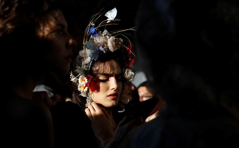 O palco (e os bastidores) de um desfile da Christian Dior