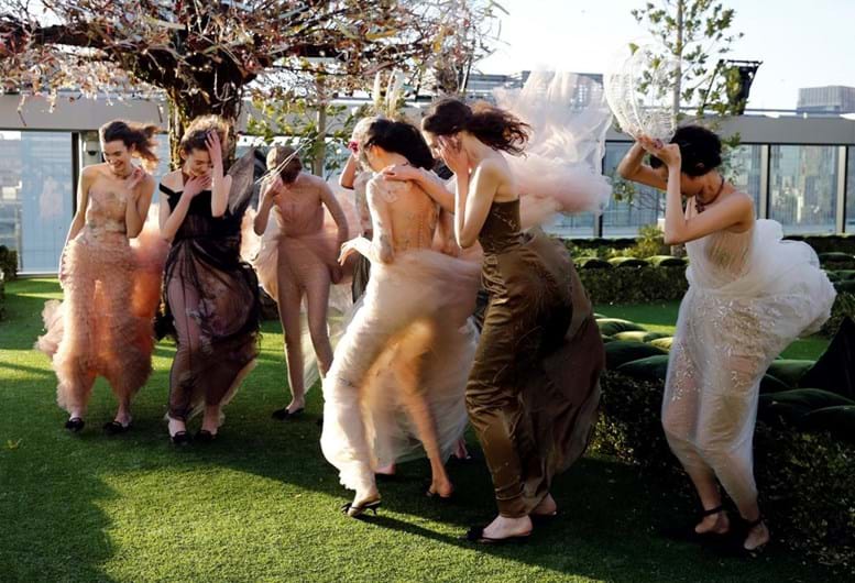 O palco (e os bastidores) de um desfile da Christian Dior