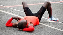 Atleta quase corre maratona mais rápida de sempre
