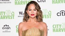 Chrissy Teigen desmente ter feito cirurgias plásticas