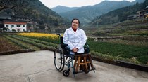 Médica sem pernas faz consultas ao domicílio