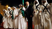 Trump dança com espadas na Arábia Saudita