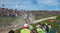 Quentin Gilbert capota após salto no Rali de Portugal
