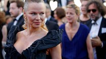 Pamela Anderson impressiona em Cannes com visual sóbrio
