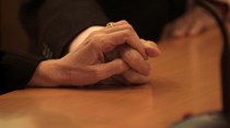 Filhos tentam anular casamento entre pai de 101 anos e empregada de 52