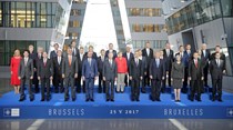 Trump empurra primeiro-ministro na cimeira da NATO