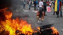 Mais de 300 jornalistas agredidos em protestos na Venezuela
