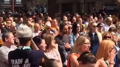Multidão canta Don't Look Back in Anger pelas vítimas de Manchester