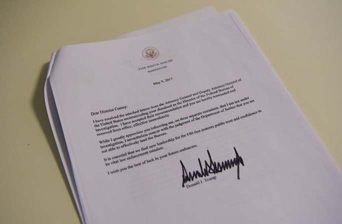 A carta enviada por Donald Trump em que demitre o director do FBI, James Comey.