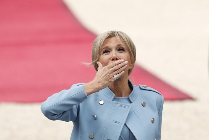 A mulher de Emmanuel Macron, Brigitte, à chegada ao Eliseu.