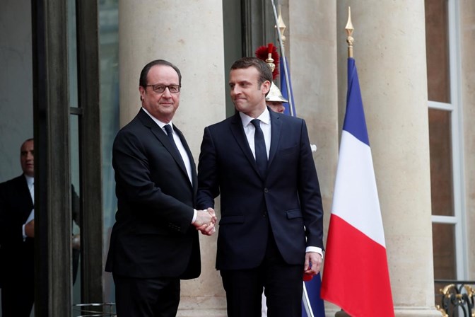Emmanuel Macron recebido por Francois Hollande, que hoje deixa o Palácio do Eliseu.