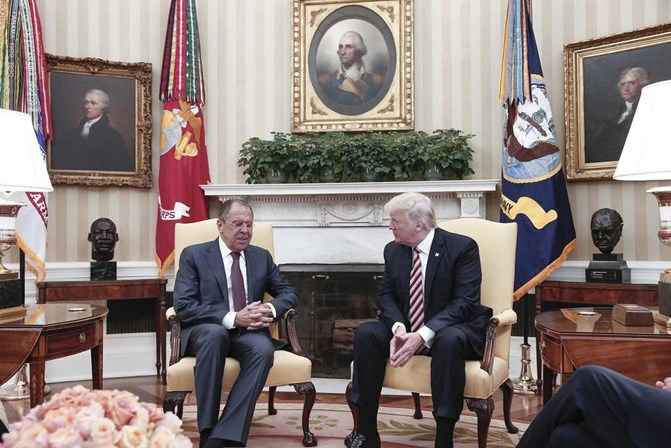 Donald Trump e o ministro dos Negócios Esntrangeiros russo, Sergey Lavrov, na Casa Branca.