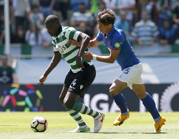 O médio defensivo de 25 anos tem contracto até 2020 e a cláusula de rescisão, tal como Adrien Silva, é de 45 milhões.