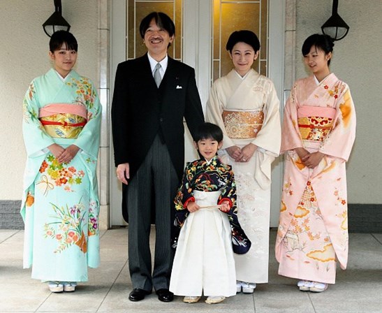 Mako com os pais, príncipe Akishino e a princesa Kiki, e os irmãos mais novos, a princesa Kako e o príncipe herdeiro, Hisahito.