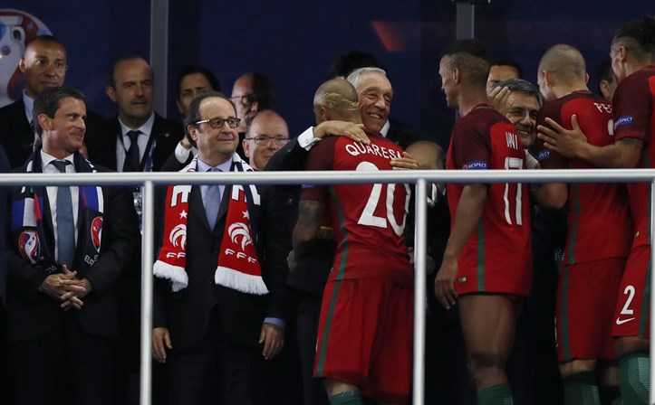 O Presidente a dar os parabéns à selecção portuguesa depois desta se sagrar campeã europeia de futebol.