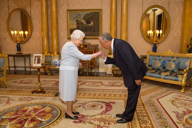 O Presidente fez sorrir a rainha Isabel II, em Novembro de 2016.