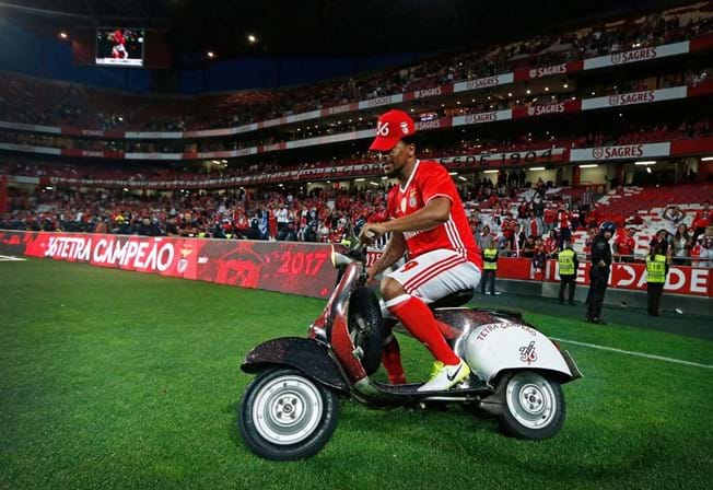 Benfica vende t-shirts com Vespa de Eliseu