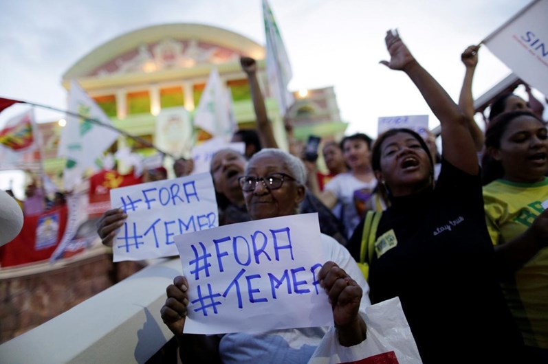 Brasileiros protestam contra presidente Michel Temer