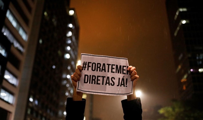 Brasileiros protestam contra presidente Michel Temer