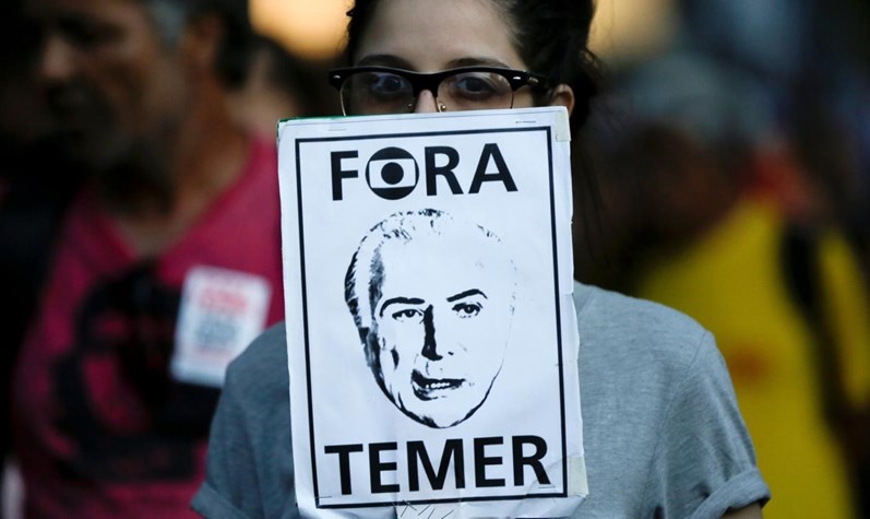 Brasileiros protestam contra presidente Michel Temer