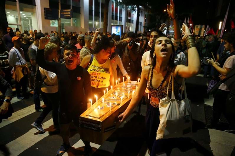 Brasileiros protestam contra presidente Michel Temer