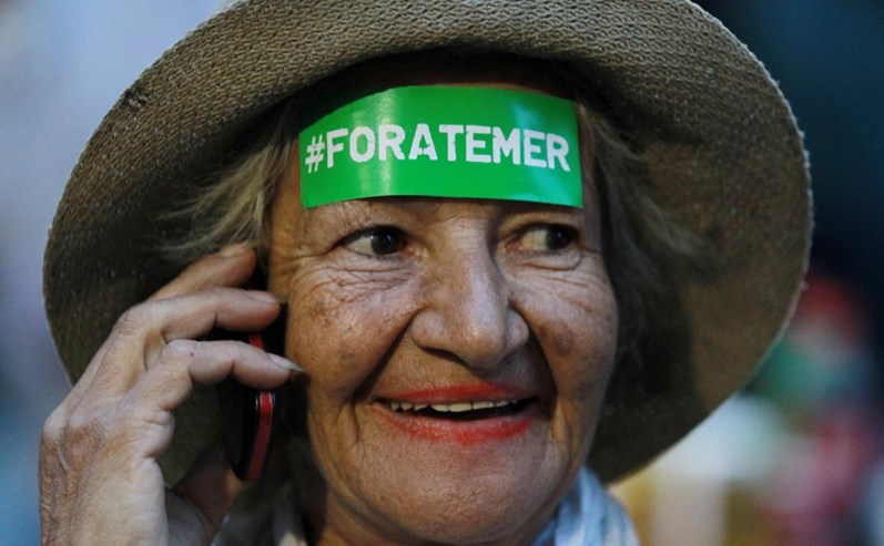 Brasileiros protestam contra presidente Michel Temer
