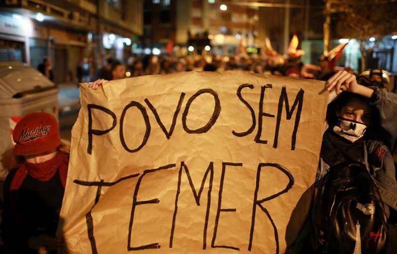 Brasileiros protestam contra presidente Michel Temer