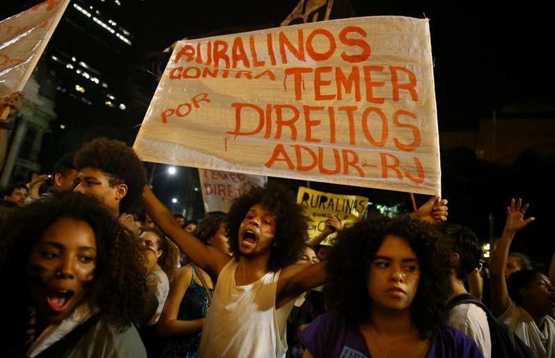 Brasileiros protestam contra presidente Michel Temer