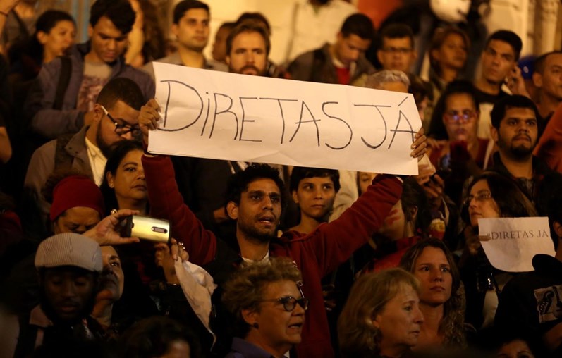 Brasileiros protestam contra presidente Michel Temer