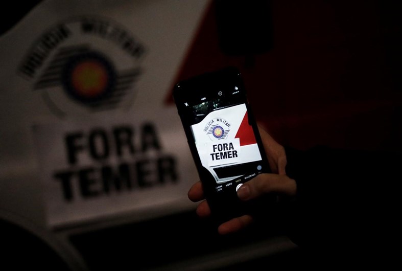 Brasileiros protestam contra presidente Michel Temer