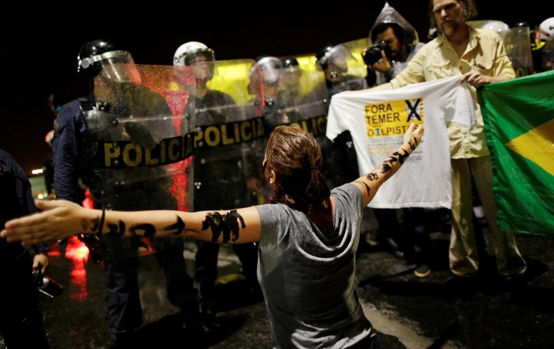 Brasileiros protestam contra presidente Michel Temer