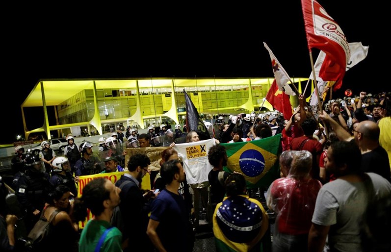 Brasileiros protestam contra presidente Michel Temer