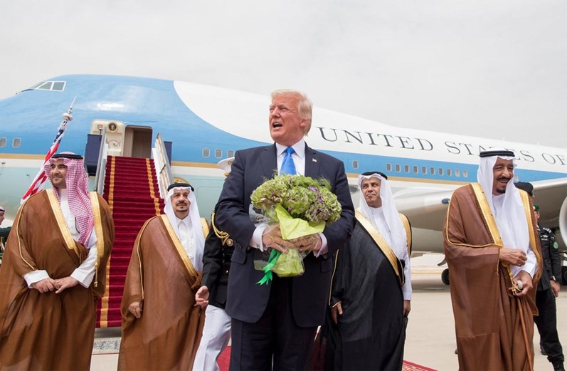 Trump celebra contratos com a Arábia Saudita