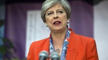 May permite que 3 milhões de emigrantes fiquem no Reino Unido